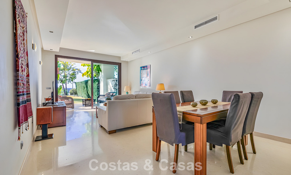 Ruim, instapklaar appartement te koop met grote tuin en zeezicht in een gated community in Benahavis - Marbella 777932