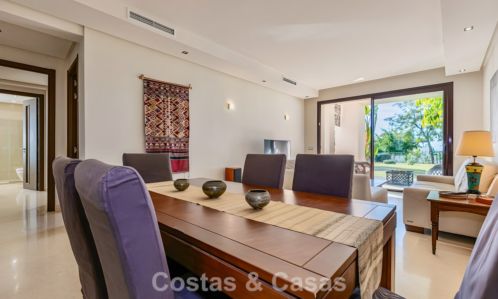 Ruim, instapklaar appartement te koop met grote tuin en zeezicht in een gated community in Benahavis - Marbella 777933