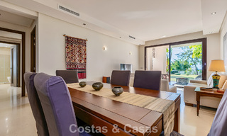 Ruim, instapklaar appartement te koop met grote tuin en zeezicht in een gated community in Benahavis - Marbella 777933 