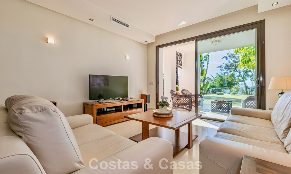 Ruim, instapklaar appartement te koop met grote tuin en zeezicht in een gated community in Benahavis - Marbella 777935