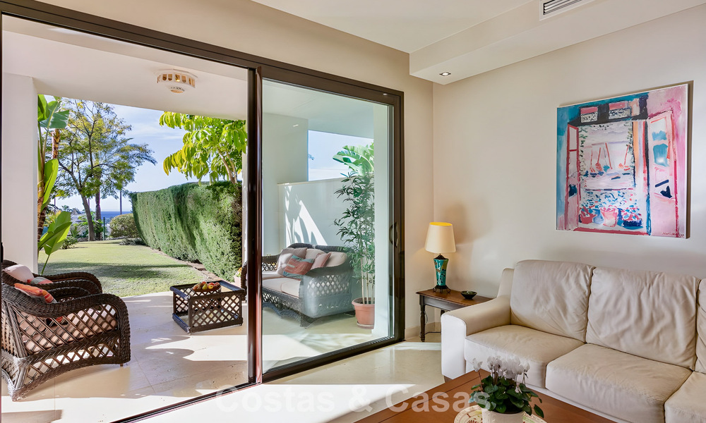 Ruim, instapklaar appartement te koop met grote tuin en zeezicht in een gated community in Benahavis - Marbella 777936