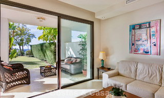 Ruim, instapklaar appartement te koop met grote tuin en zeezicht in een gated community in Benahavis - Marbella 777936 