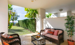 Ruim, instapklaar appartement te koop met grote tuin en zeezicht in een gated community in Benahavis - Marbella 777937 