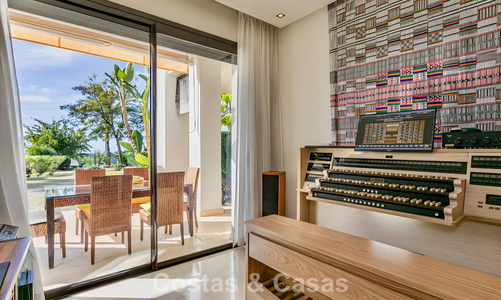 Ruim, instapklaar appartement te koop met grote tuin en zeezicht in een gated community in Benahavis - Marbella 777938