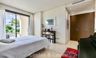 Ruim, instapklaar appartement te koop met grote tuin en zeezicht in een gated community in Benahavis - Marbella 777939 