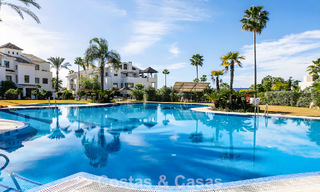 Ruim, instapklaar appartement te koop met grote tuin en zeezicht in een gated community in Benahavis - Marbella 777940 
