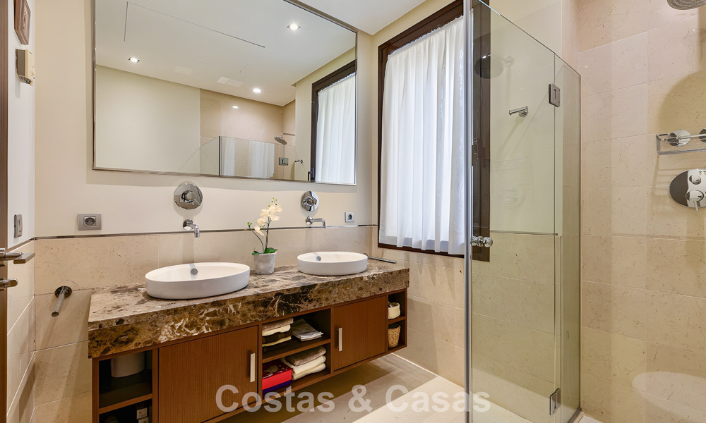 Ruim, instapklaar appartement te koop met grote tuin en zeezicht in een gated community in Benahavis - Marbella 777942