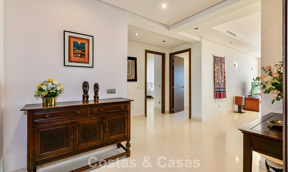 Ruim, instapklaar appartement te koop met grote tuin en zeezicht in een gated community in Benahavis - Marbella 777943