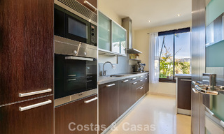 Ruim, instapklaar appartement te koop met grote tuin en zeezicht in een gated community in Benahavis - Marbella 777944 