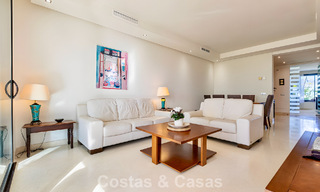 Ruim, instapklaar appartement te koop met grote tuin en zeezicht in een gated community in Benahavis - Marbella 777945 