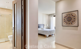 Ruim, instapklaar appartement te koop met grote tuin en zeezicht in een gated community in Benahavis - Marbella 777946 