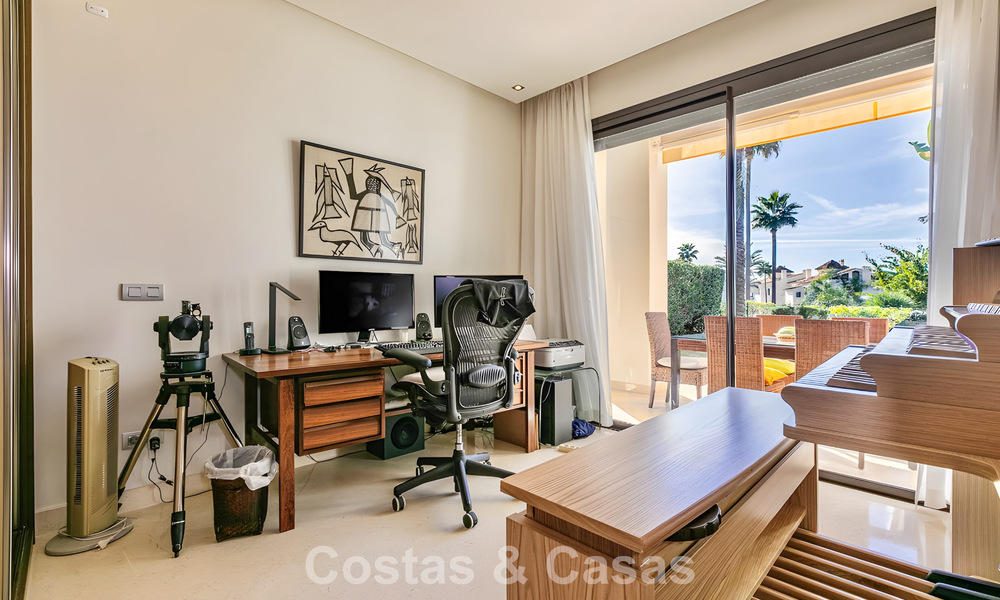 Ruim, instapklaar appartement te koop met grote tuin en zeezicht in een gated community in Benahavis - Marbella 777948