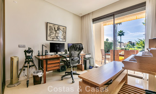 Ruim, instapklaar appartement te koop met grote tuin en zeezicht in een gated community in Benahavis - Marbella 777948 