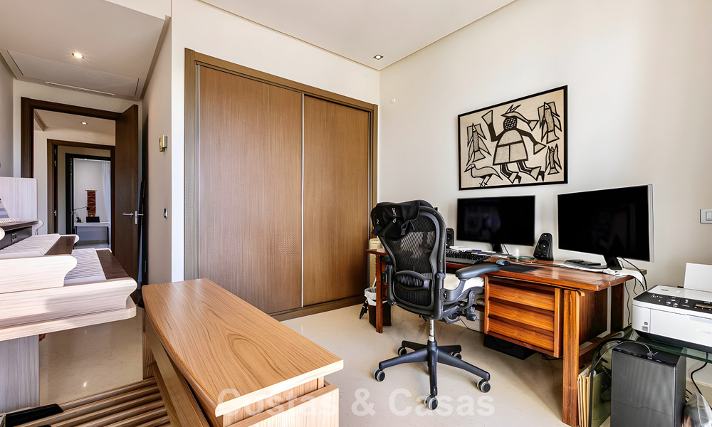 Ruim, instapklaar appartement te koop met grote tuin en zeezicht in een gated community in Benahavis - Marbella 777949