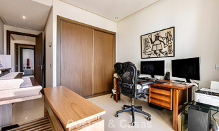 Ruim, instapklaar appartement te koop met grote tuin en zeezicht in een gated community in Benahavis - Marbella 777949 