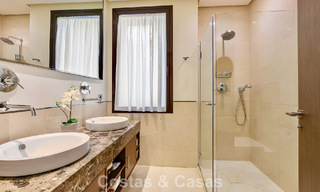 Ruim, instapklaar appartement te koop met grote tuin en zeezicht in een gated community in Benahavis - Marbella 777952 