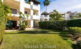 Ruim, instapklaar appartement te koop met grote tuin en zeezicht in een gated community in Benahavis - Marbella 777953 