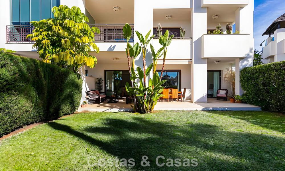 Ruim, instapklaar appartement te koop met grote tuin en zeezicht in een gated community in Benahavis - Marbella 777954