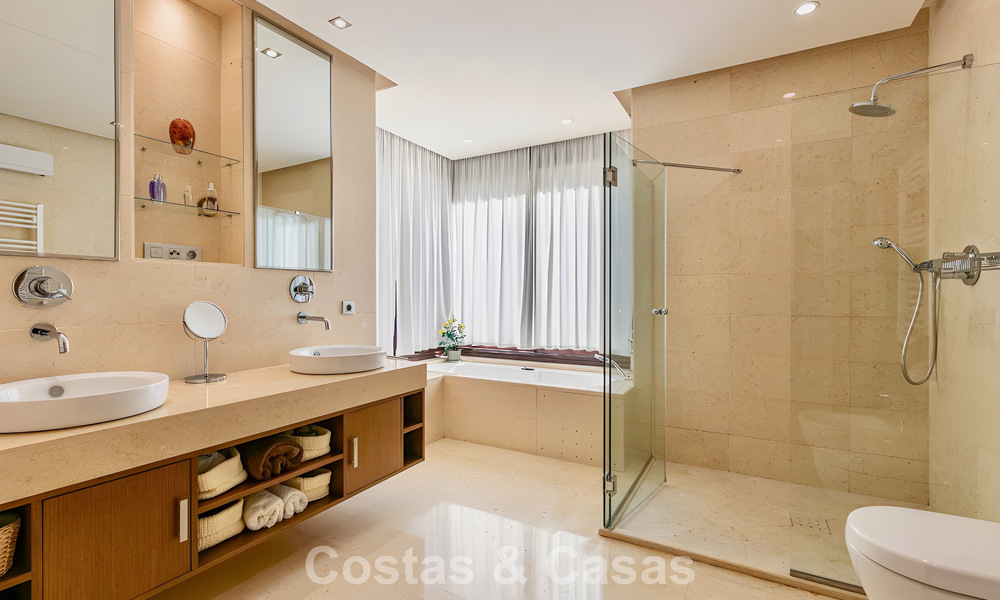 Ruim, instapklaar appartement te koop met grote tuin en zeezicht in een gated community in Benahavis - Marbella 777955