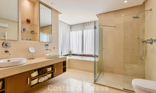 Ruim, instapklaar appartement te koop met grote tuin en zeezicht in een gated community in Benahavis - Marbella 777955 