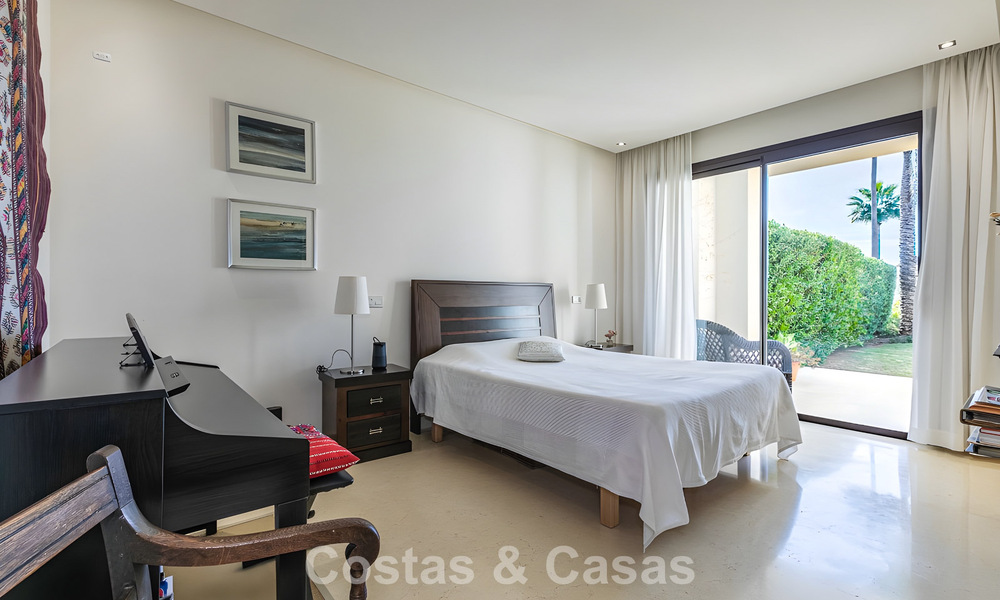 Ruim, instapklaar appartement te koop met grote tuin en zeezicht in een gated community in Benahavis - Marbella 777956