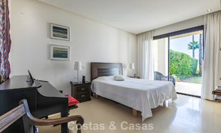 Ruim, instapklaar appartement te koop met grote tuin en zeezicht in een gated community in Benahavis - Marbella 777956 