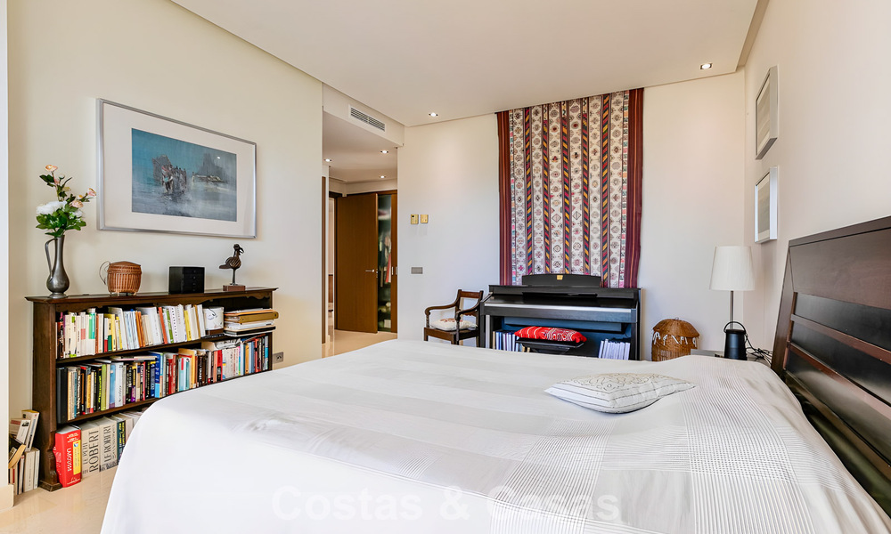 Ruim, instapklaar appartement te koop met grote tuin en zeezicht in een gated community in Benahavis - Marbella 777957