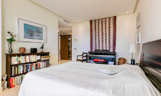 Ruim, instapklaar appartement te koop met grote tuin en zeezicht in een gated community in Benahavis - Marbella 777957 