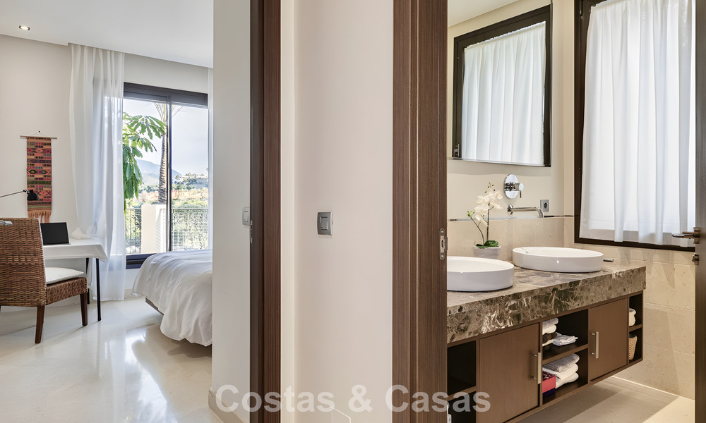 Ruim, instapklaar appartement te koop met grote tuin en zeezicht in een gated community in Benahavis - Marbella 777958