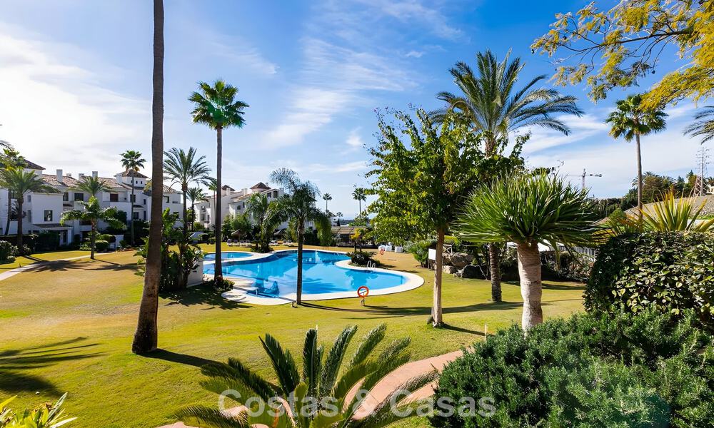 Ruim, instapklaar appartement te koop met grote tuin en zeezicht in een gated community in Benahavis - Marbella 777959