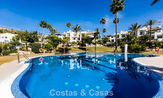 Ruim, instapklaar appartement te koop met grote tuin en zeezicht in een gated community in Benahavis - Marbella 777961 
