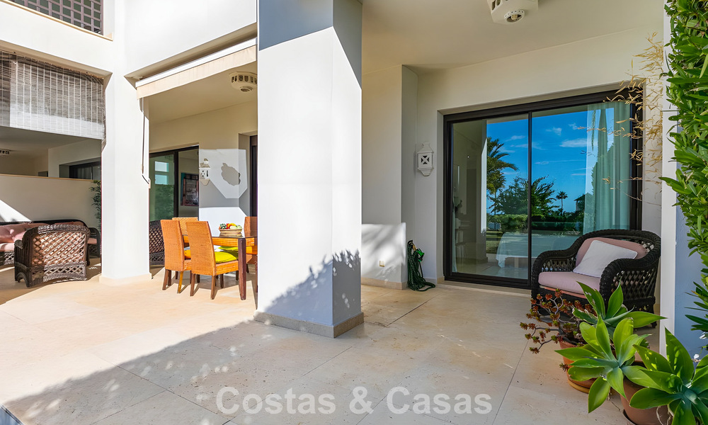 Ruim, instapklaar appartement te koop met grote tuin en zeezicht in een gated community in Benahavis - Marbella 777962