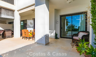 Ruim, instapklaar appartement te koop met grote tuin en zeezicht in een gated community in Benahavis - Marbella 777962 