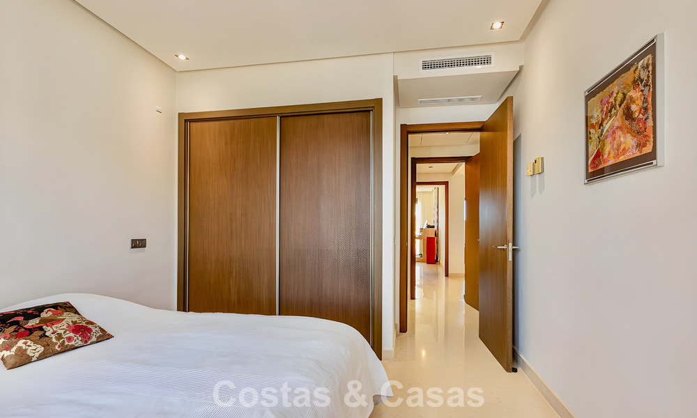 Ruim, instapklaar appartement te koop met grote tuin en zeezicht in een gated community in Benahavis - Marbella 777963