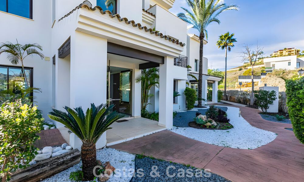Ruim, instapklaar appartement te koop met grote tuin en zeezicht in een gated community in Benahavis - Marbella 777964