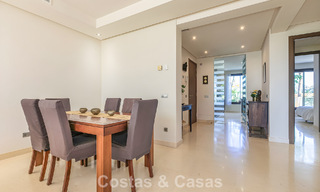 Ruim, instapklaar appartement te koop met grote tuin en zeezicht in een gated community in Benahavis - Marbella 777965 