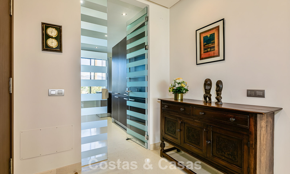 Ruim, instapklaar appartement te koop met grote tuin en zeezicht in een gated community in Benahavis - Marbella 777966