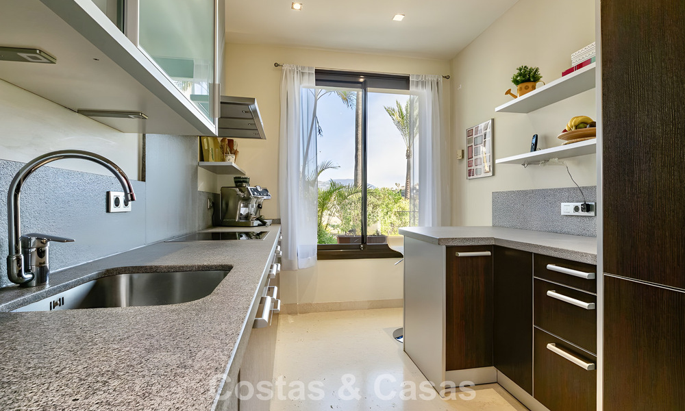 Ruim, instapklaar appartement te koop met grote tuin en zeezicht in een gated community in Benahavis - Marbella 777967