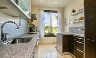 Ruim, instapklaar appartement te koop met grote tuin en zeezicht in een gated community in Benahavis - Marbella 777967 