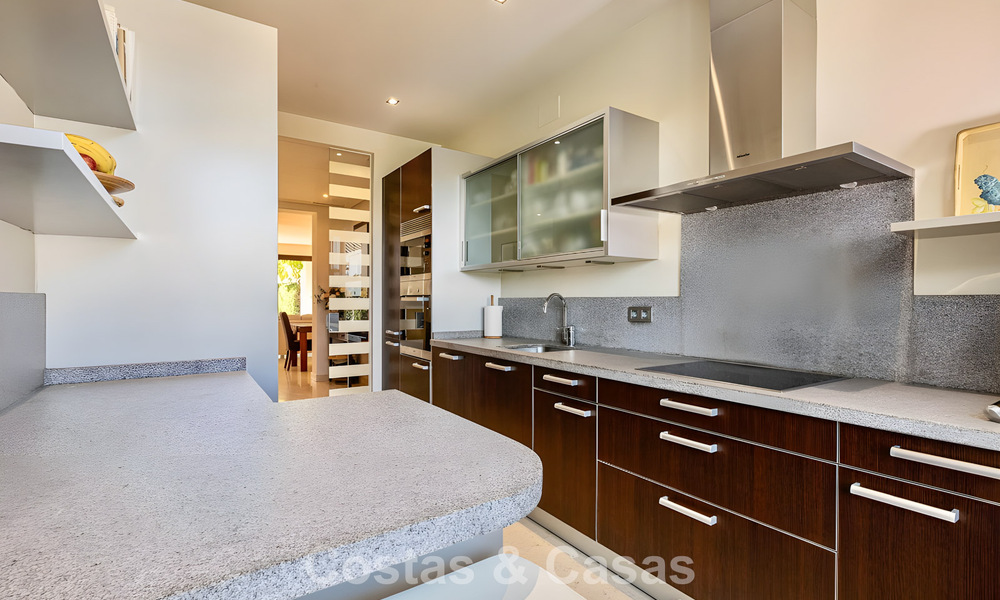 Ruim, instapklaar appartement te koop met grote tuin en zeezicht in een gated community in Benahavis - Marbella 777968