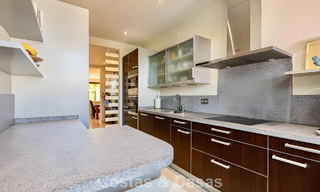 Ruim, instapklaar appartement te koop met grote tuin en zeezicht in een gated community in Benahavis - Marbella 777968 