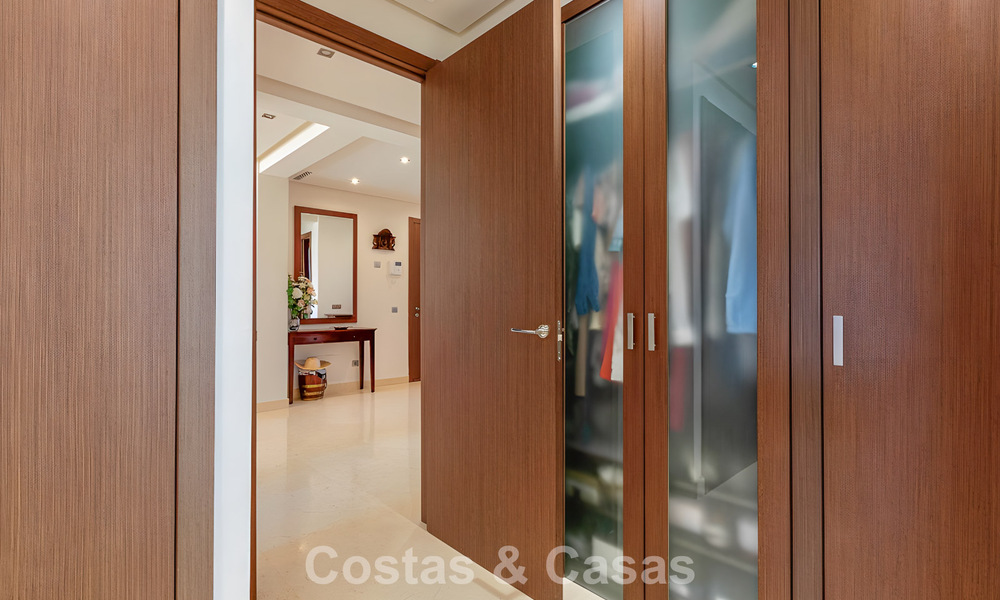 Ruim, instapklaar appartement te koop met grote tuin en zeezicht in een gated community in Benahavis - Marbella 777969