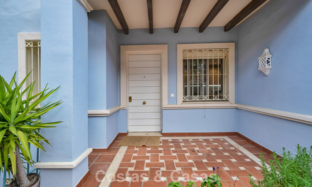 Charmante halfvrijstaande villa te koop op enkele meters van het strand vlak bij Puerto Banus, Marbella 777970