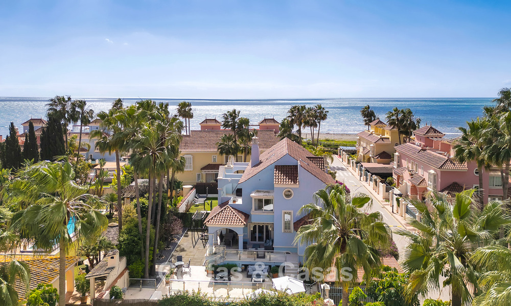 Charmante halfvrijstaande villa te koop op enkele meters van het strand vlak bij Puerto Banus, Marbella 777971