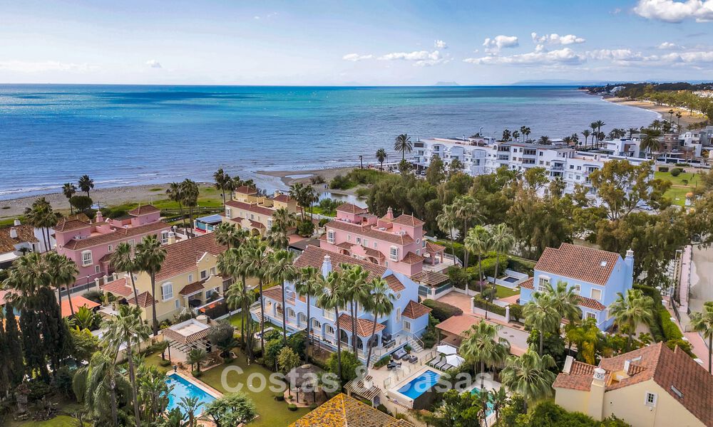 Charmante halfvrijstaande villa te koop op enkele meters van het strand vlak bij Puerto Banus, Marbella 777973