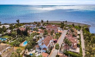Charmante halfvrijstaande villa te koop op enkele meters van het strand vlak bij Puerto Banus, Marbella 777974 