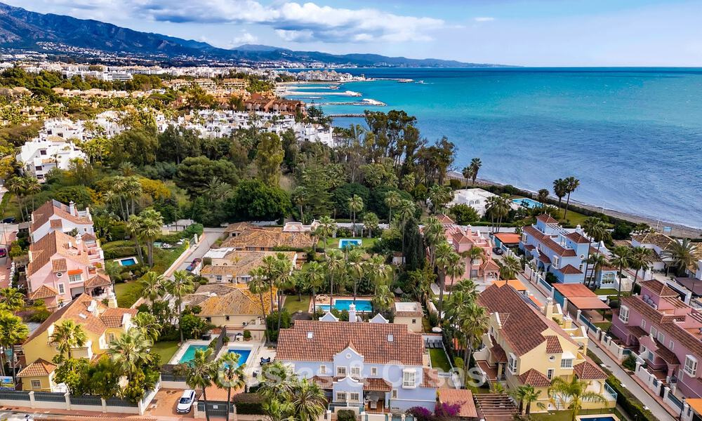 Charmante halfvrijstaande villa te koop op enkele meters van het strand vlak bij Puerto Banus, Marbella 777975