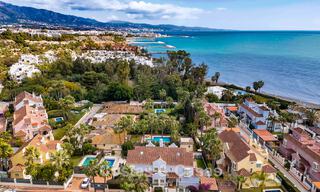 Charmante halfvrijstaande villa te koop op enkele meters van het strand vlak bij Puerto Banus, Marbella 777975 