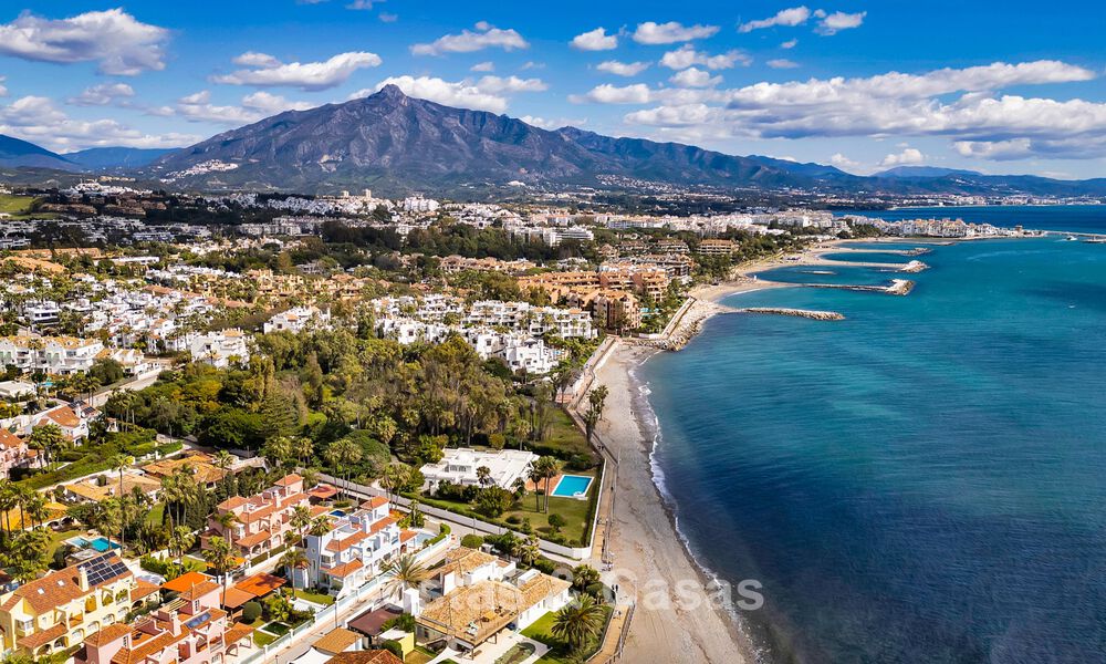 Charmante halfvrijstaande villa te koop op enkele meters van het strand vlak bij Puerto Banus, Marbella 777976