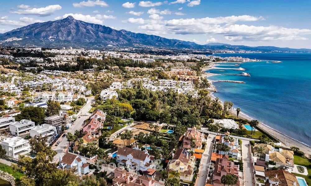 Charmante halfvrijstaande villa te koop op enkele meters van het strand vlak bij Puerto Banus, Marbella 777977